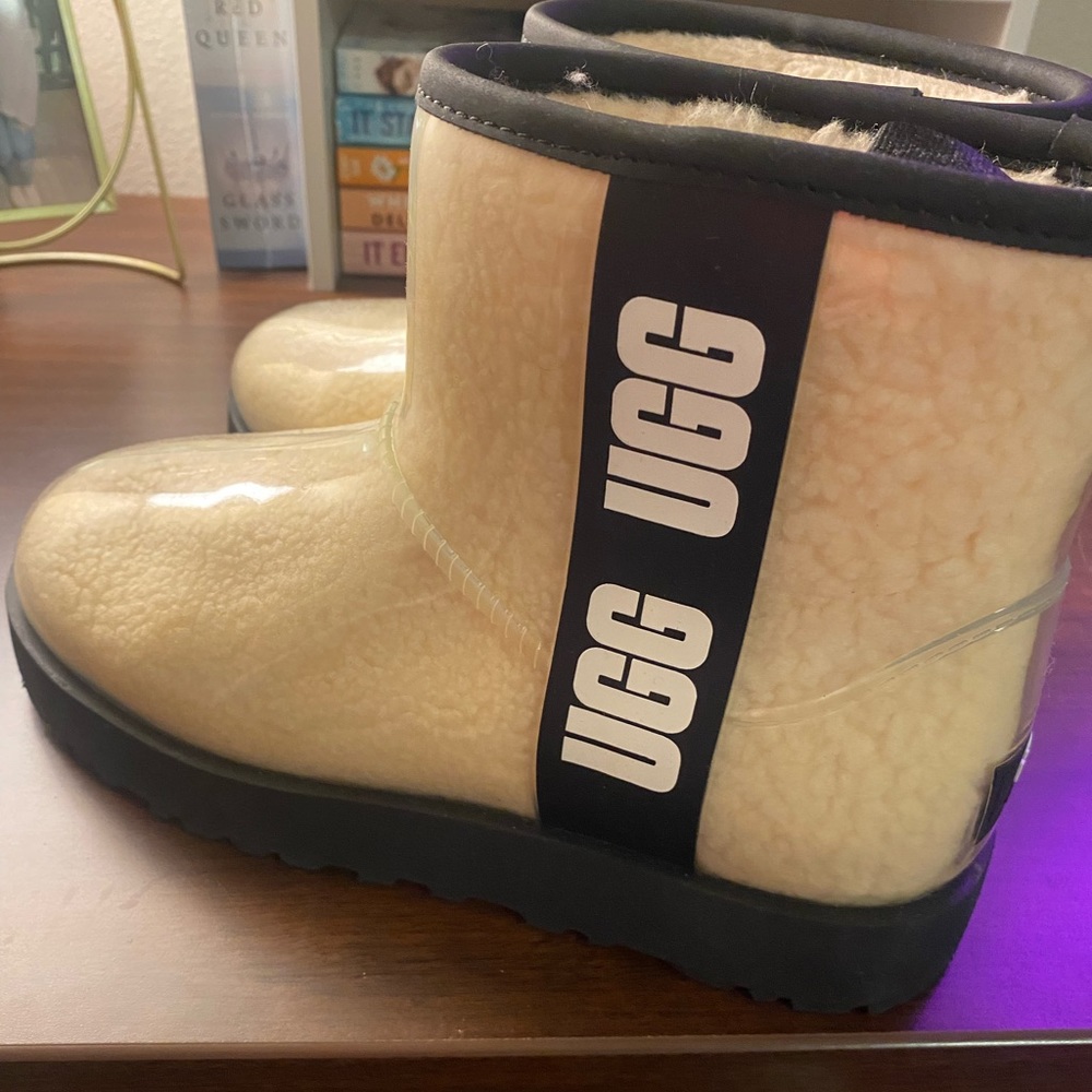 Crème/black water proof uggs!